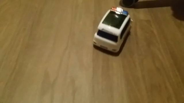 Распаковываем 3D City POLICE Car. Машинка сама ездит и играет музыка. смотреть онлайн