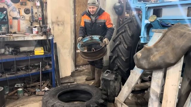 Затаскиваем МТЗ 82 в гараж и первый выезд! смотреть онлайн