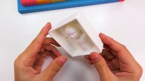 Интересное видео о том, как сделать из кинетического песка двух человек на Лего-кровати, вырезая