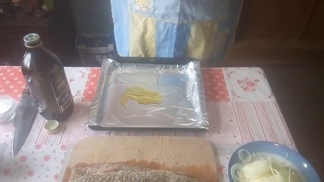 кефаль запечённая на луковых колечках, рецепт как приготовить рыбу вкусно, гарнир к рыбе смотреть онлайн