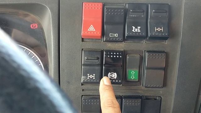 HOWO controls at panel switches. смотреть онлайн