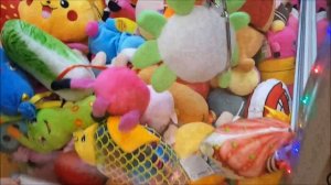играем на прикольном автомате с игрушками выиграли мягкую игрушку карп