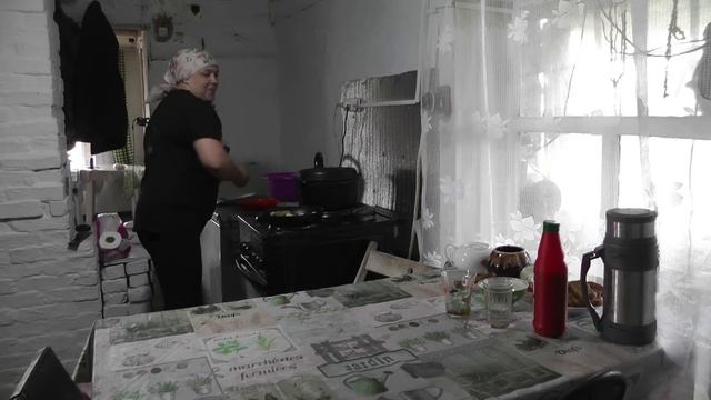 СОБРАЛА ЯЙЦА/УДОБРИЛИ ОГОРОД/ОБЕДАЮ/ смотреть онлайн