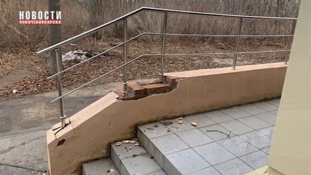 У входа в инфекционное отделение больницы пытались снять перила смотреть онлайн