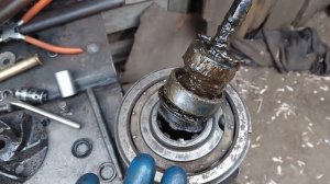 Меняю сальники гидромуфты на своем, делаю помпу и купил кабину и 4 колеса на разборке!