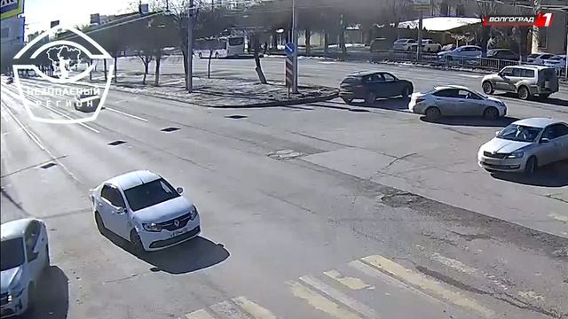 ВОЛГОГРАДЦЫ ОБСУЖДАЮТ НЕСЧАСТЛИВЫЙ ПОВОРОТ НА ПРОСПЕКТЕ ЖУКОВА смотреть онлайн