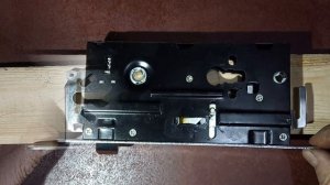 Как перевернуть язычок в дверном замке?