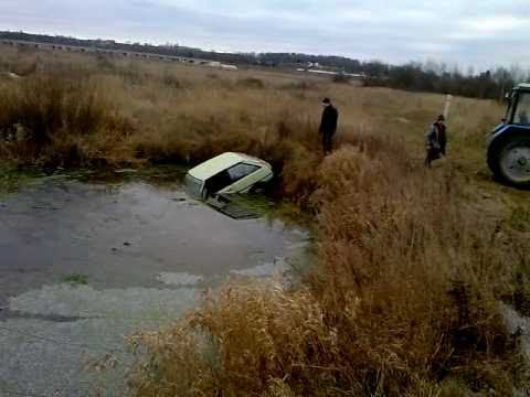 Таврию вытаскивают из ямы с водой