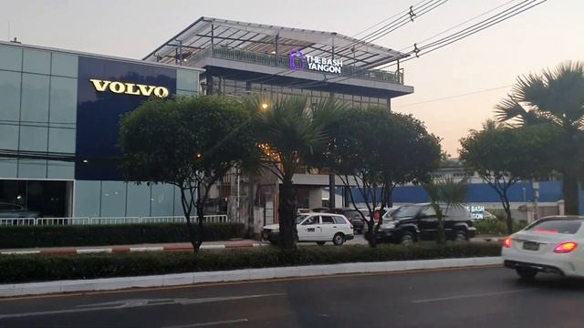 Мьянма. Янгон. Прогулка по Dhamazady road. смотреть онлайн
