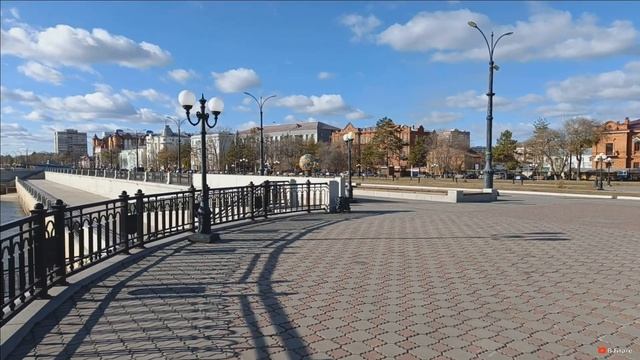 Флаги России и Китая напротив друг друга. Благовещенск и Хэйхэ. Октябрь 2023 смотреть онлайн