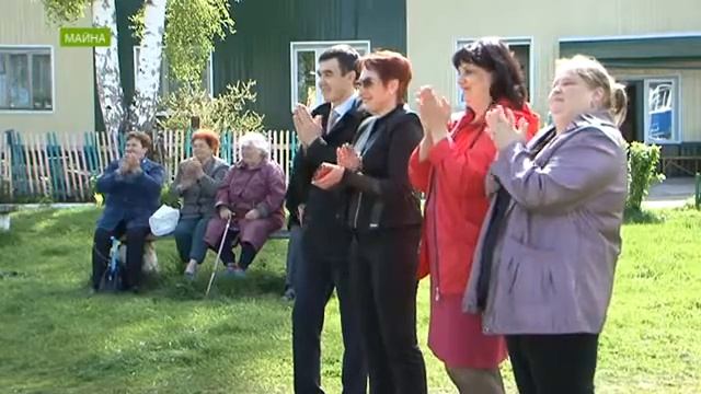 В Хакасии коммунальщики и чиновники пытаются объединить соседей праздниками смотреть онлайн