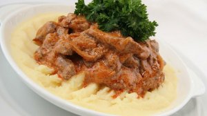 Бефстроганов из говядины: мясо всегда получается нежным и сочным, а картофельное пюре я готовлю