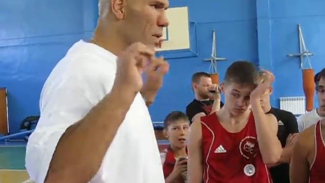 Николай Валуев общается с юнными боксерами смотреть онлайн