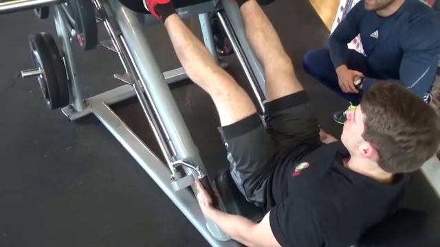 Carlos Trainer On How To Leg Press Correctly смотреть онлайн