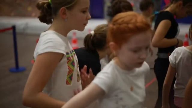 Уникальный детский скалодром FunWall Club в Москве! смотреть онлайн