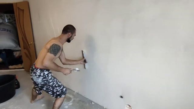 Мастер в работе! Шпаклёвка стен, установка маяков. смотреть онлайн