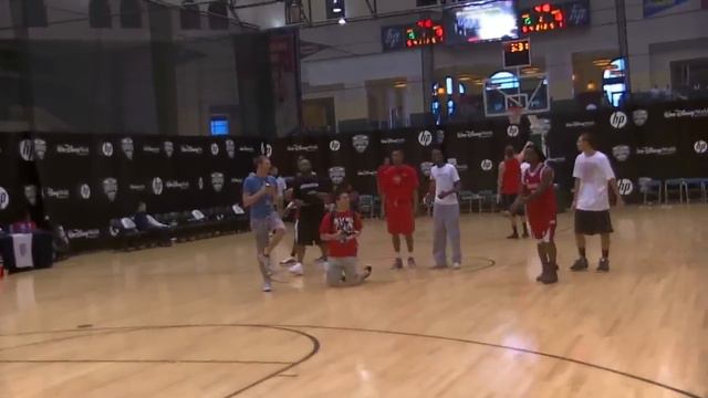 Random 5'7 Kid dunking at AAU Nationals! (Kiwi Gardner look a like) смотреть онлайн