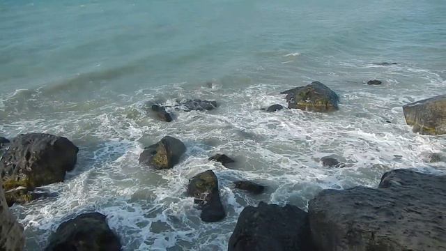 Берег Каспийского моря от петроглифов до парапета через чудесное дерево смотреть онлайн