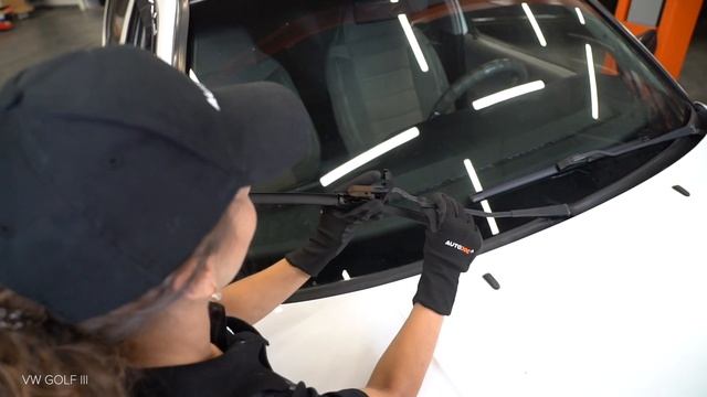 How to change wipers blades VOLKSWAGEN GOLF 3 (1H1) [TUTORIAL AUTODOC] смотреть онлайн