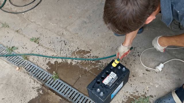 Не кипит одна банка аккумулятора, не берёт заряд. Испробовал всё смотреть онлайн