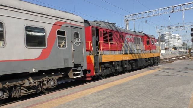 ЧМЭ3-3282 производит отцепку вагона от поезда №480А Сухум – Санкт-Петербург. Станция Ростов-Главный
