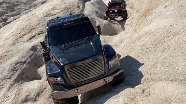 Traxxas TRX6 Ultimate Hauler | Off Road Recovery Mission; Defender loses its wheel | Rc Crawler смотреть онлайн