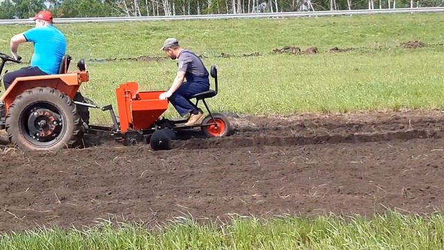 Посадка картофеля минитрактором Уралец-220 с навесной двухрядной картофелесажалкой смотреть онлайн