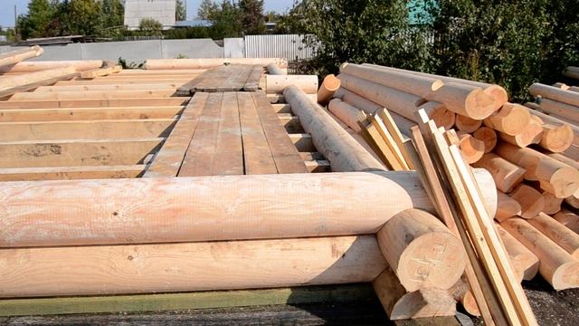 Монтаж дома из оцилиндрованного бревна - компания СТРОЙТЕХ смотреть онлайн