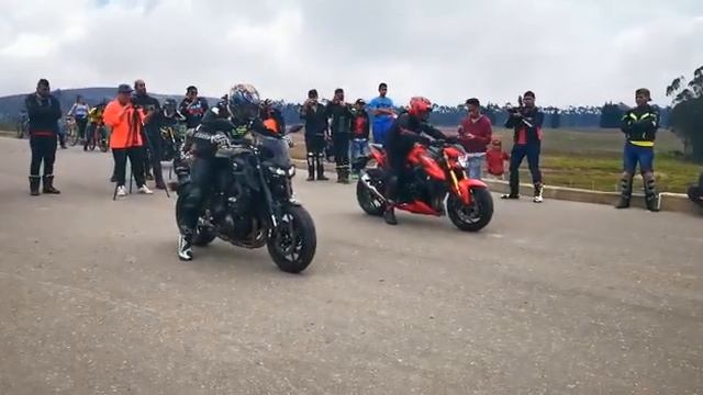 MT09 VS GSXS 750 смотреть онлайн