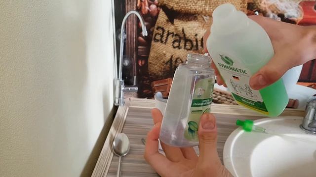 Как заправить диспенсер жидкого мыла Dettol за одну минуту с помощью ложки смотреть онлайн