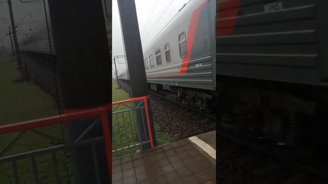 Электровоз ЭП1М 673 с пассажирским поездом Воркута-Адлер. смотреть онлайн