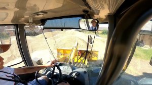 Загрузка зерна в КЗС на фронтальном погрузчике SDLG LG936.