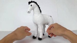 Лошадь крючком. Видеообзор вязаной лошадки. Crochet horse