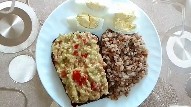 мой любимый завтрак бутерброд с авокадо. вдруг захотелось гречки и яйцо. смотреть онлайн