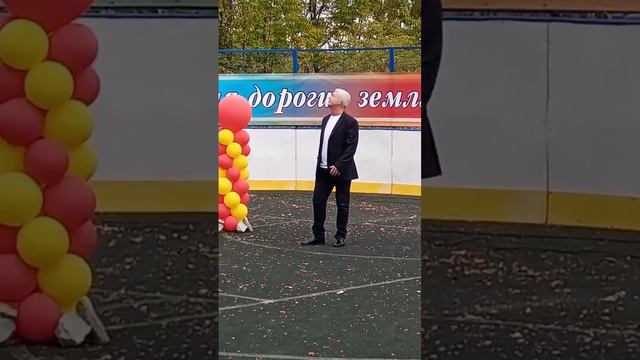 Льется музыка в исполнении Игоря Стецюк на публике смотреть онлайн