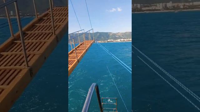 Геленджик 2022. Вид на город с моря смотреть онлайн
