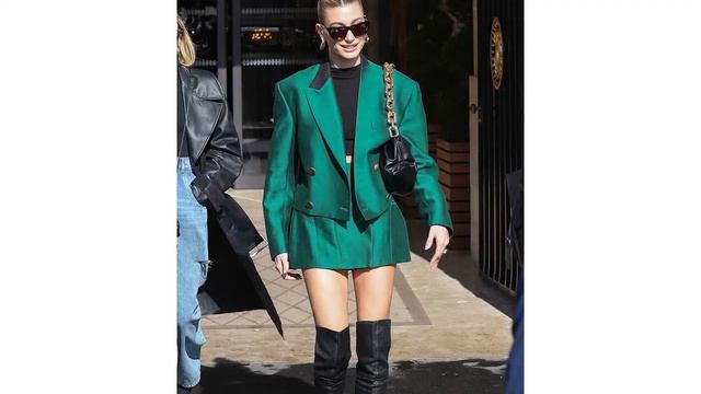 Хейли Болдуин в зеленой мини-юбке, черных ботфортах и сумочкой на золотой цепочке смотреть онлайн