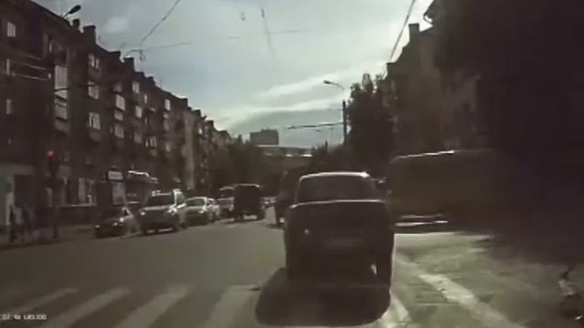 Мотоциклист пролетел на красный смотреть онлайн