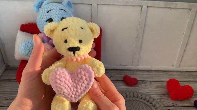 Навязала валентинки и раздала их своим игрушкам. Теперь они радуются сами и падают окружающих. смотреть онлайн