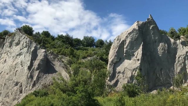 View of Scarborough Bluffs on Lake Ontario in Toronto Canada смотреть онлайн