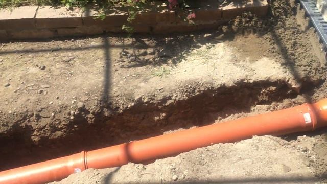 Как правильно подключать пластиковые лотки к ливневой канализации. смотреть онлайн