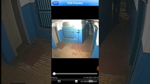 Ребята наводят порядок в подъезде, утепляют, косяк прибивают, лампочку меняют. смотреть онлайн