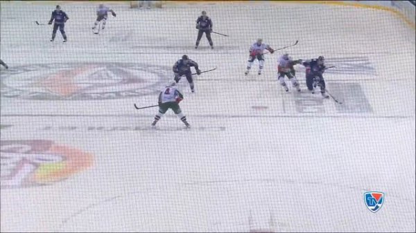 Платонов включает ноги и забивает отличный гол / Platonov's powerful skating and goal