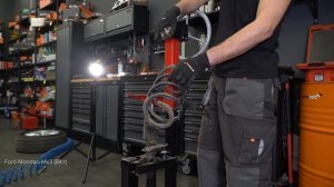 How to change a front shock strut on FORD MONDEO MK3 Saloon [TUTORIAL AUTODOC]