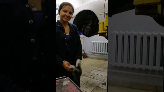 Девушка автомеханик. Ремонт своей машины ? Полное видео. смотреть онлайн
