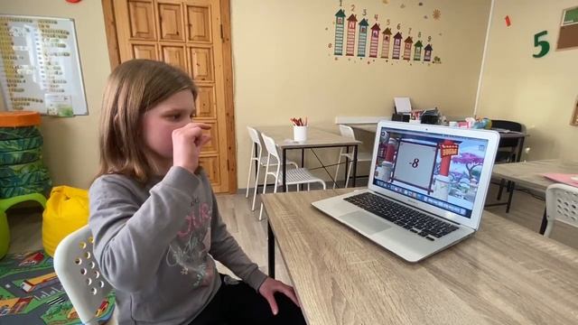 Polina Diyachenko 9 лет. Рассказывает стихотворение и считает на волшебных счетах смотреть онлайн