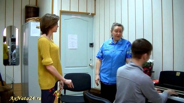 Урок вокала.Опорный прыжок в одной позиции с грудного в головной регистр смотреть онлайн