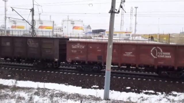 Разгоняется. Система 2ЭС5К-169/156 "Ермаки" со сборным поездом набирает скорость смотреть онлайн