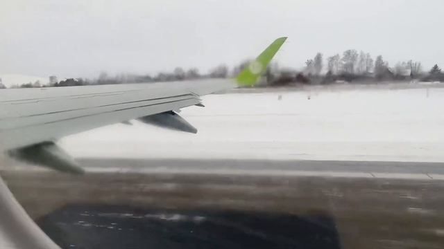 Взлет на самолёте Embrayer с аэропорта Горно-Алтайска