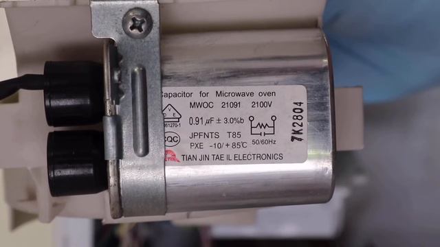 Safely salvaging parts from an old microwave! смотреть онлайн